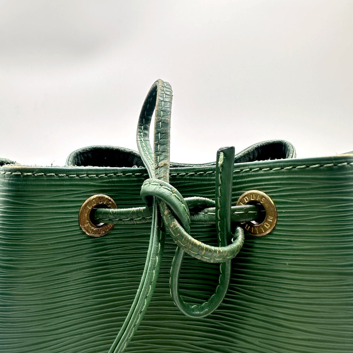 Louis Vuitton Petit Noé Cuir Épi Vert - détail du lien coulissant noué