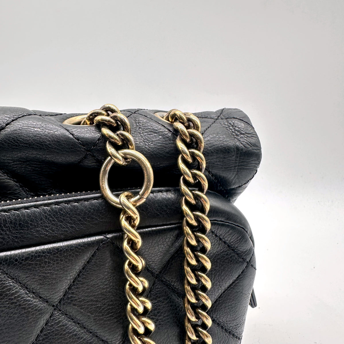 Chanel Double Chaîne Cuir Matelassé Noir - détail de l'attache de chaîne sur le flanc