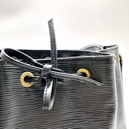 Louis Vuitton Petit Noé Cuir Épi Noir - détail du lien coulissant noué