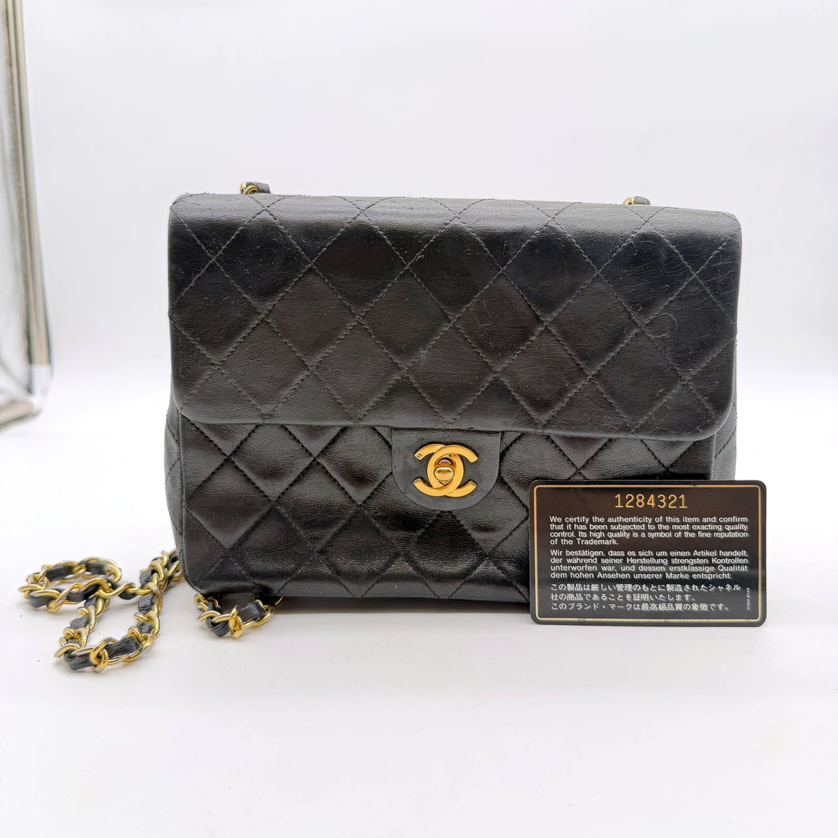Chanel Mini Square Single Flap Cuir d'agneau Noir - sac posé avec sa carte d'authenticité