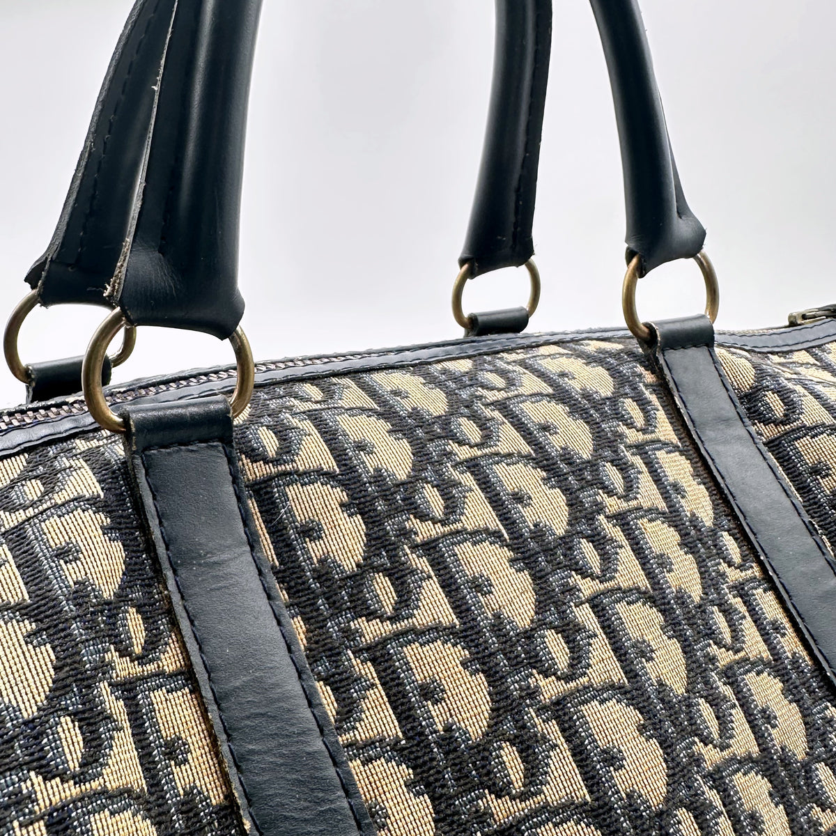Dior Boston Toile Trotter Bleu Marine - détail du cuir des anses et de leur attache