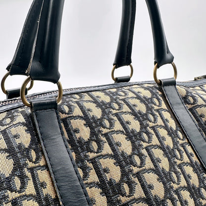 Dior Boston Toile Trotter Bleu Marine - détail du cuir des anses et de leur attache