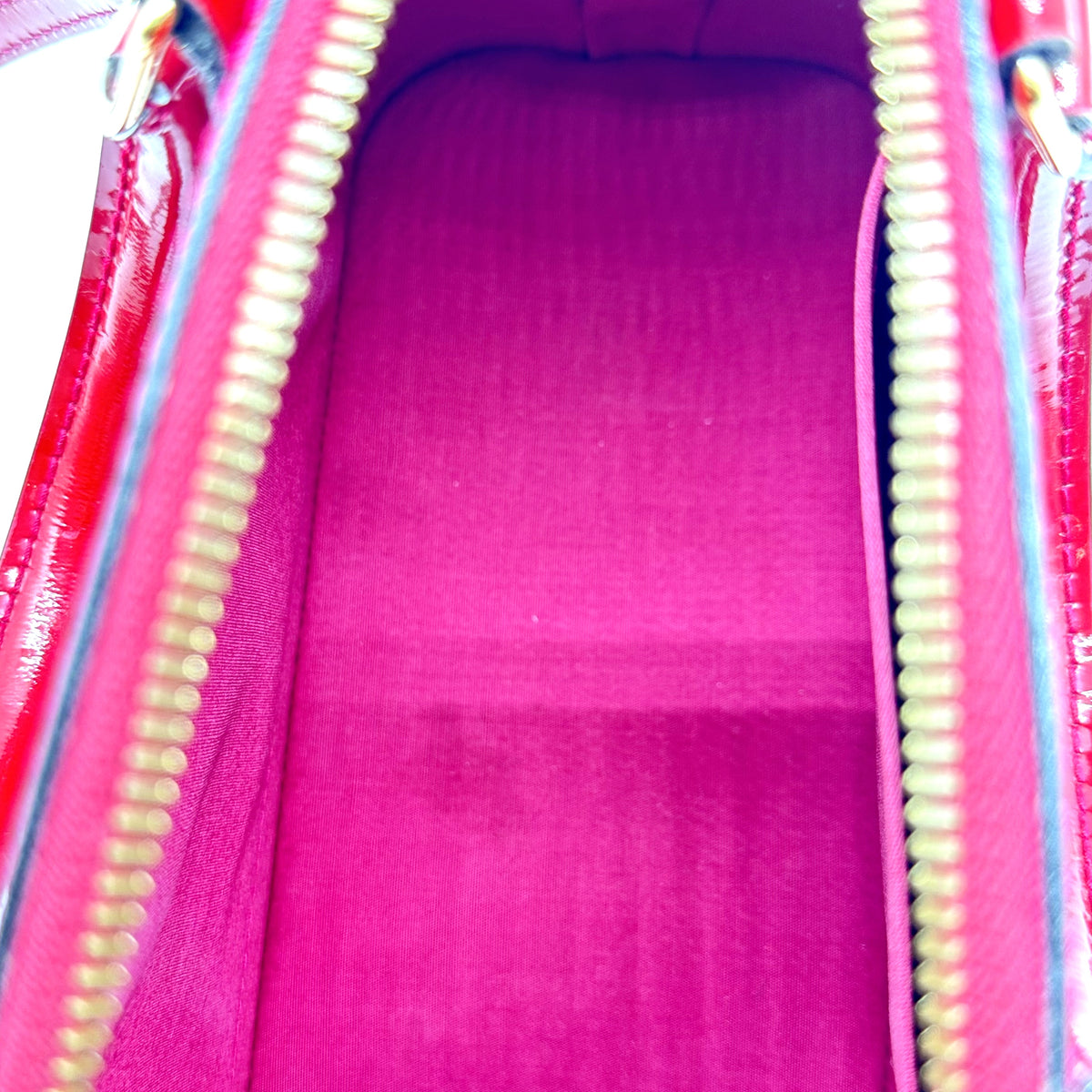 Louis Vuitton Alma BB Cuir Vernis Rouge - intérieur, doublure textile rose