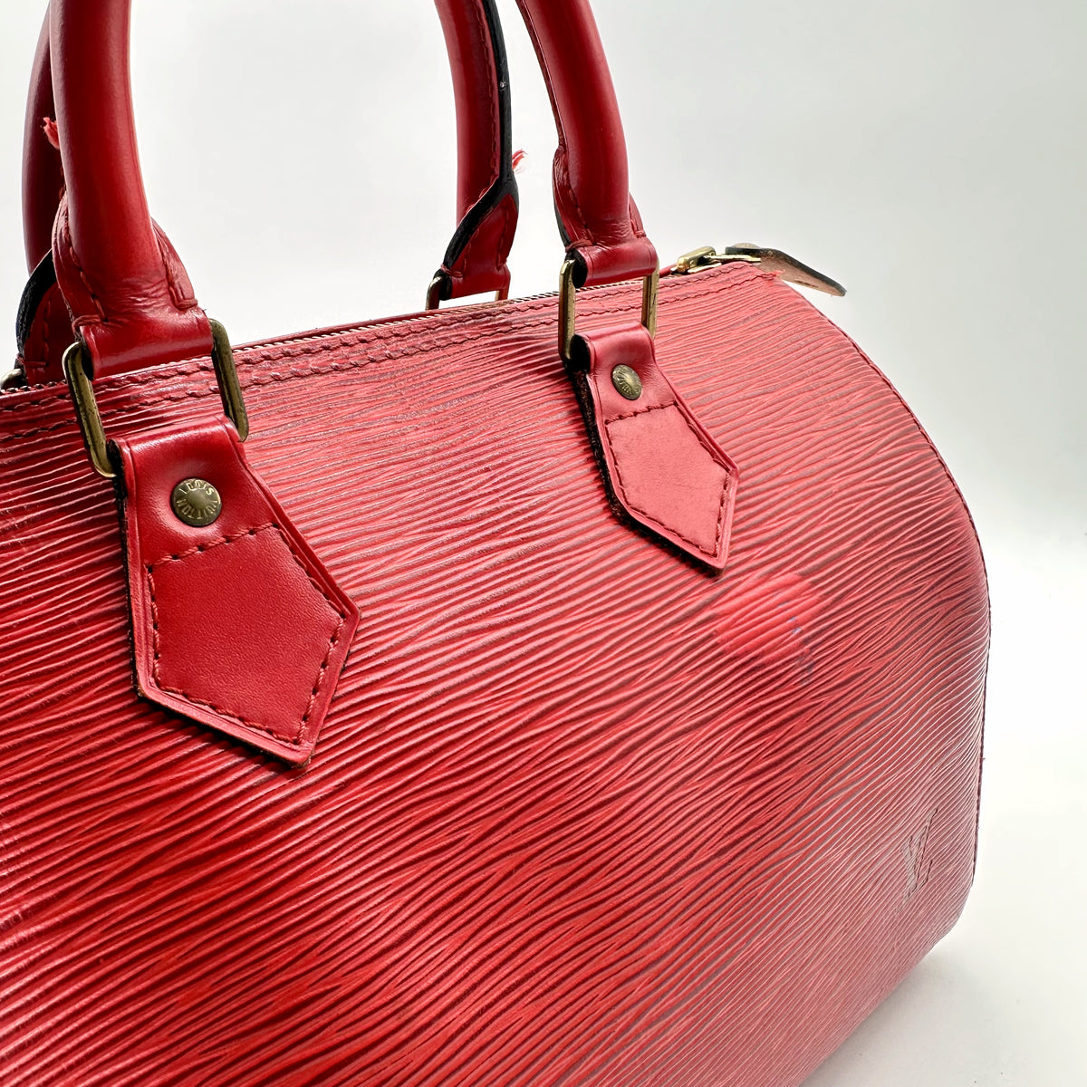 Louis Vuitton Speedy 30 Cuir Épi Rouge - détail des attaches d'anses et des taches sur le cuir