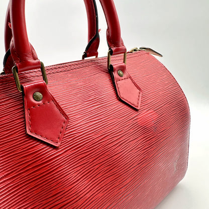 Louis Vuitton Speedy 30 Cuir Épi Rouge - détail des attaches d'anses et des taches sur le cuir