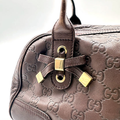 Gucci Bowling Cuir Guccissima Marron - détail de la breloque de cuir et des pendentifs dorés