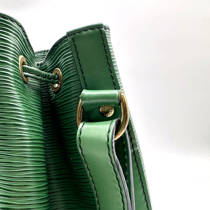 Louis Vuitton Petit Noé Cuir Épi Vert - détail de l'attache d'anse et de l'anneau doré