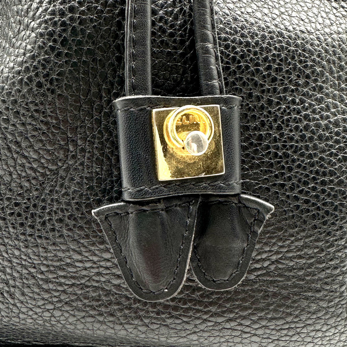 Céline Seau Cuir grainé noir - détail de la patte avant et du fermoir doré