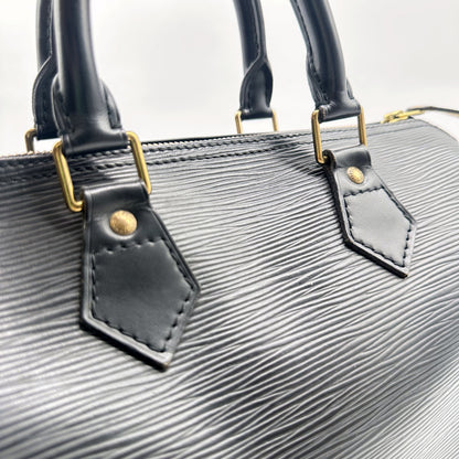Louis Vuitton Speedy 25 Cuir Épi Noir - détail des attaches d'anses dorées