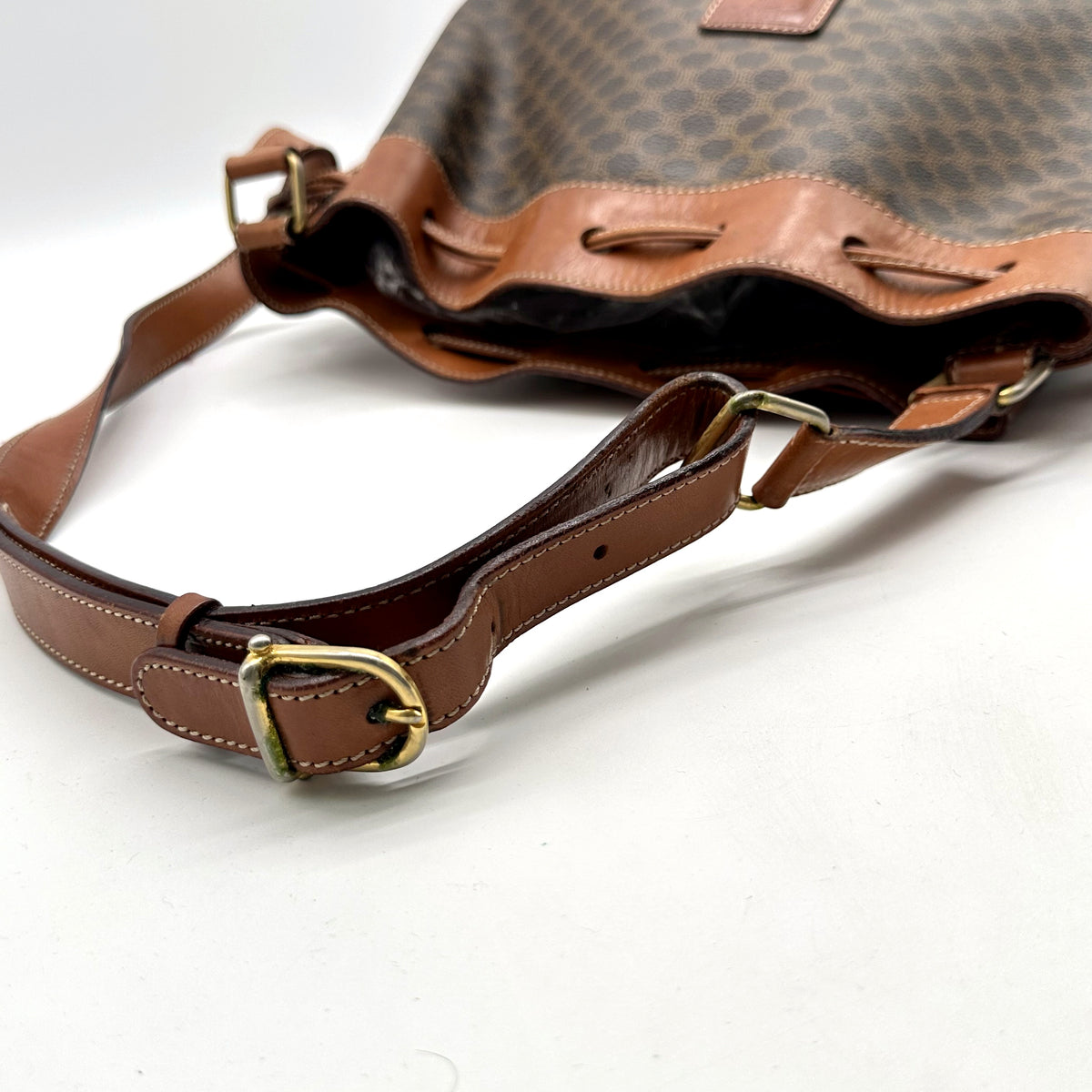 Céline Seau Toile Macadam Marron - détail de l'anse réglable et de sa boucle
