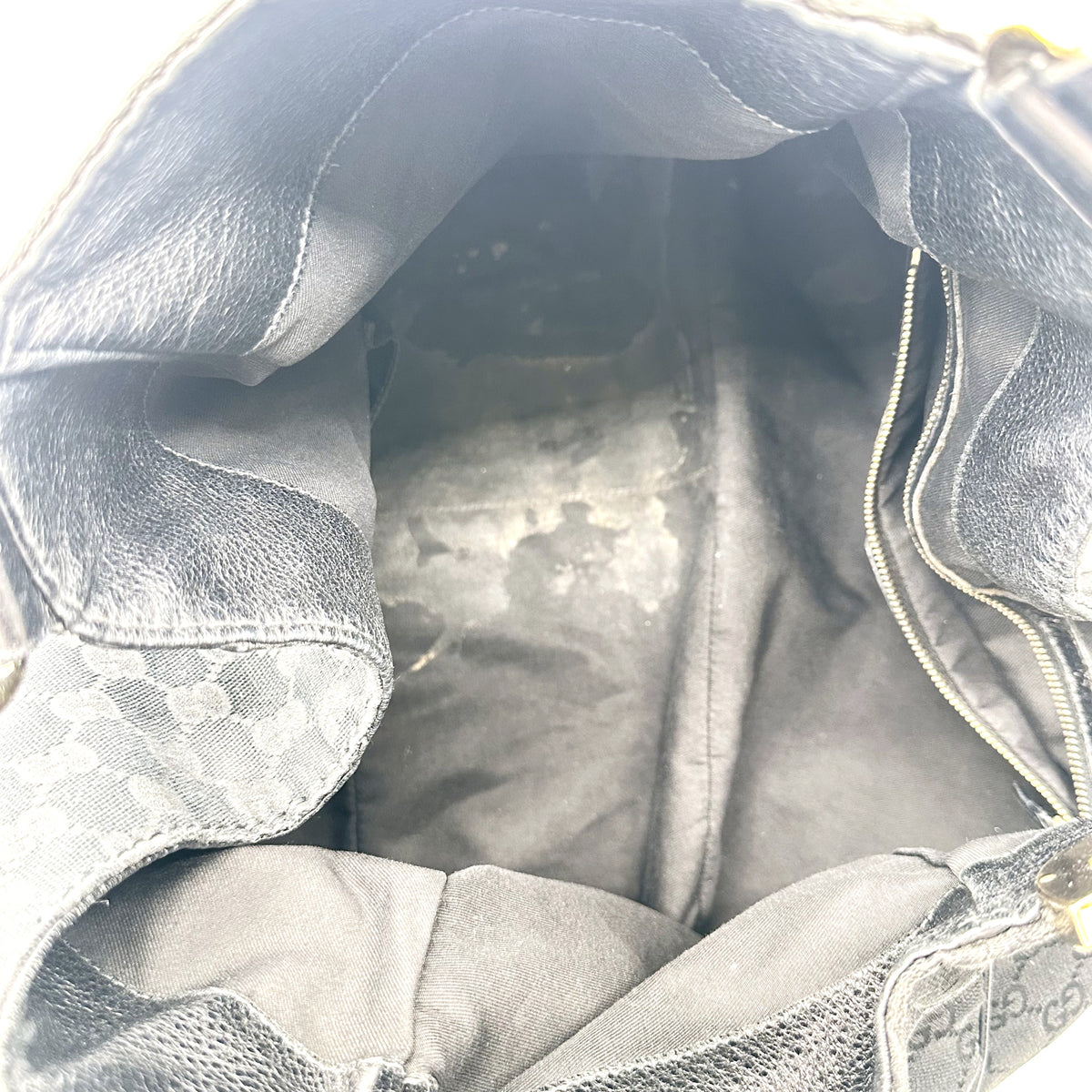 Gucci Hobo Toile GG Noir - intérieur, doublure toile claire et poche zippée