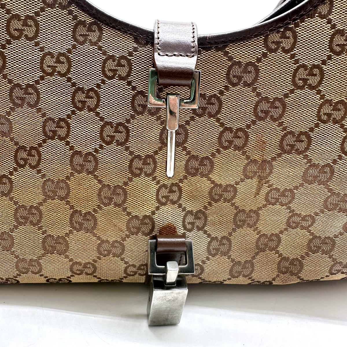 Gucci Jackie Toile GG Beige - détail du fermoir piston ouvert