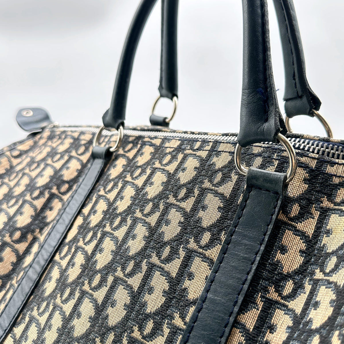 Dior Boston Toile Trotter Bleu Marine - détail des anses et du zip