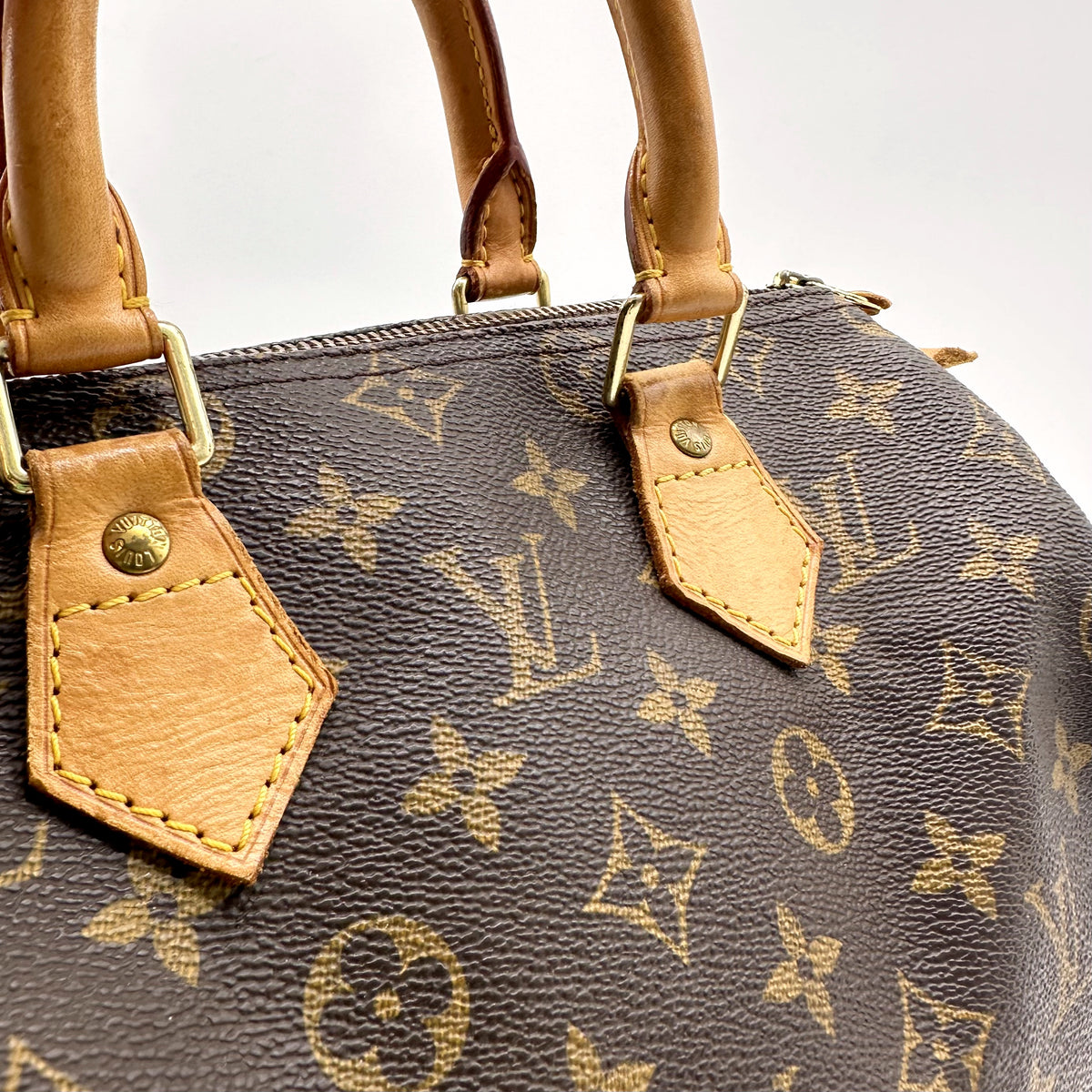 Louis Vuitton Speedy 25 Toile Monogram - détail des attaches d'anses et du cuir naturel