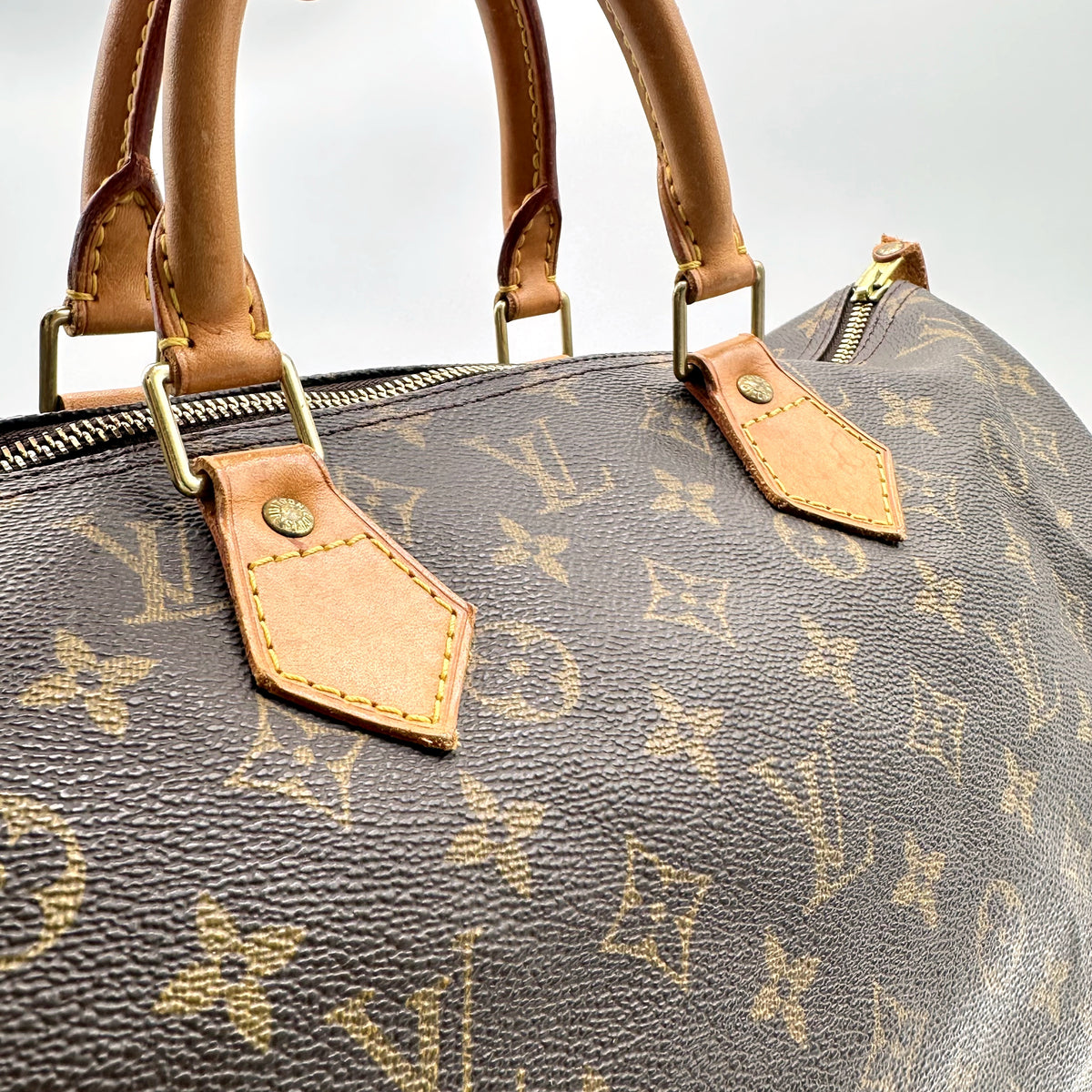 Louis Vuitton Speedy 40 Toile Monogram - détail des attaches d'anses et du cuir naturel