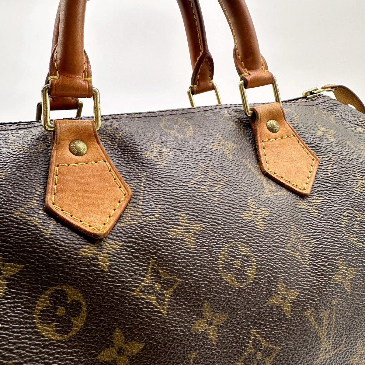 Louis Vuitton Speedy 30 Toile Monogram - détail des attaches d'anses et du cuir naturel