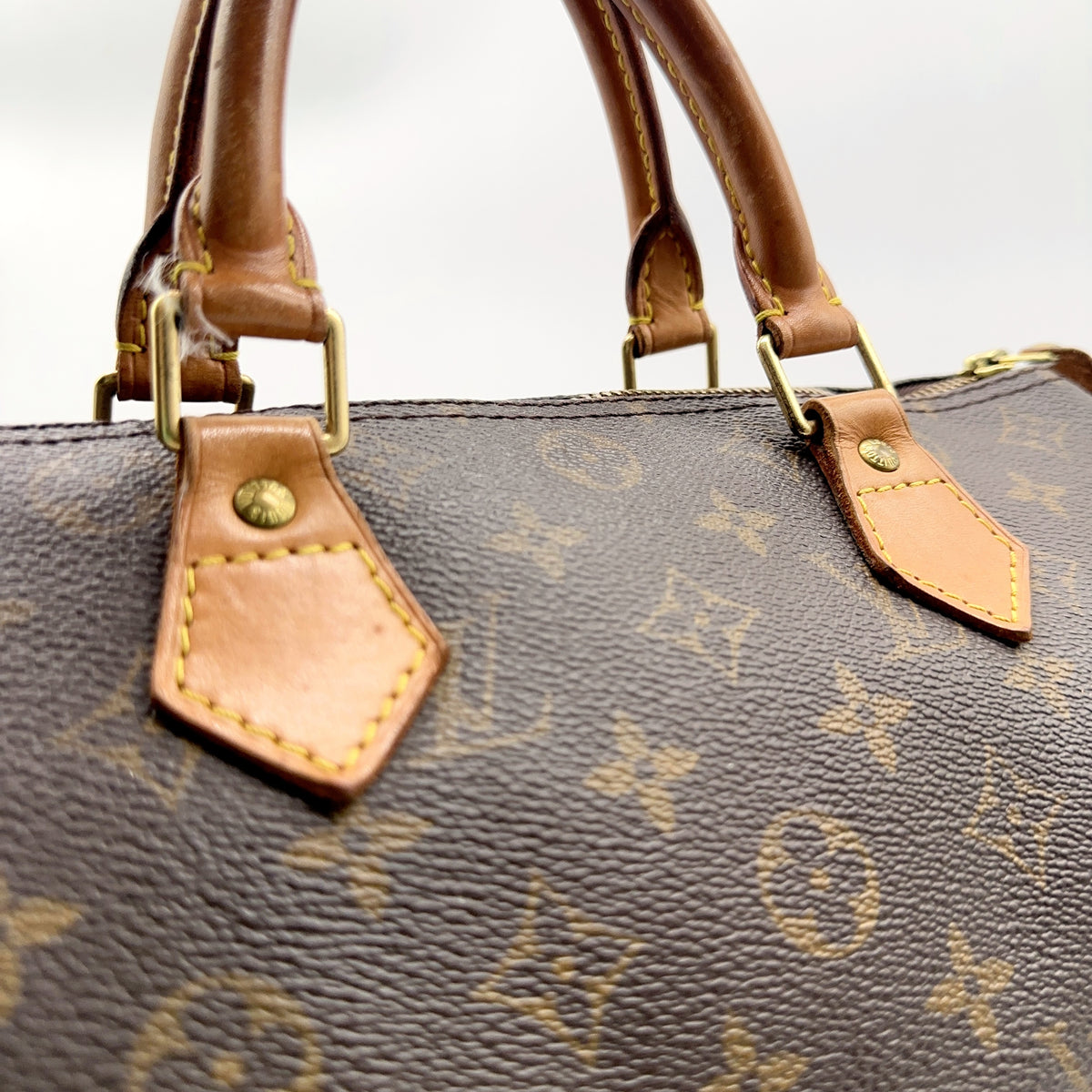Louis Vuitton Speedy 30 Toile Monogram - détail des attaches d'anses et du cuir naturel