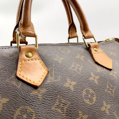 Louis Vuitton Speedy 30 Toile Monogram - détail des attaches d'anses et du cuir naturel