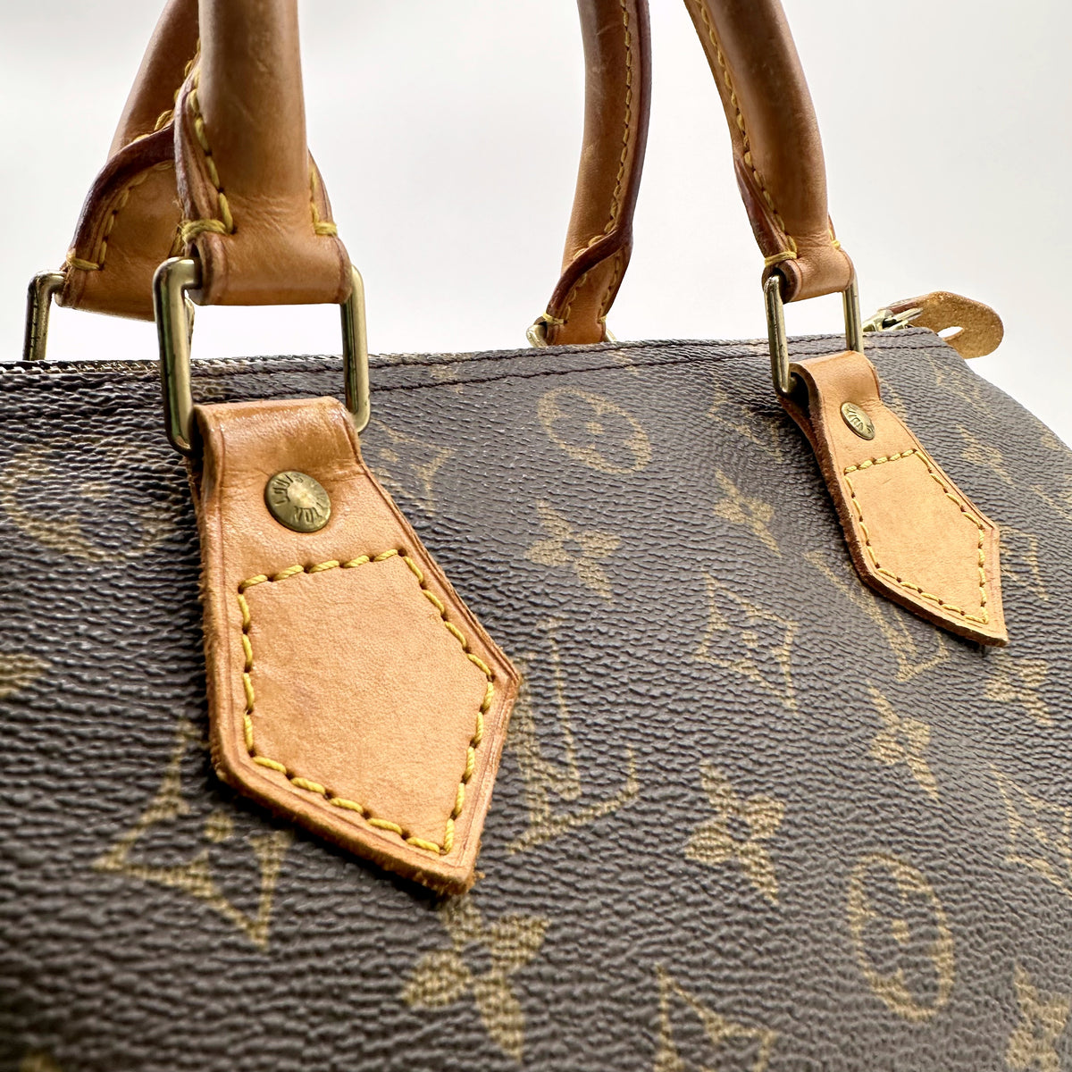 Louis Vuitton Speedy 30 Toile Monogram - détail des attaches d'anses et du cuir naturel