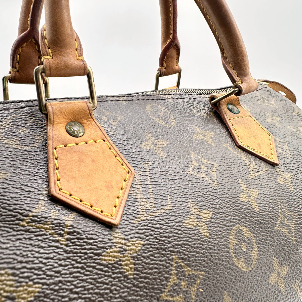 Louis Vuitton Speedy 30 Toile Monogram - détail des attaches d'anses et du cuir naturel