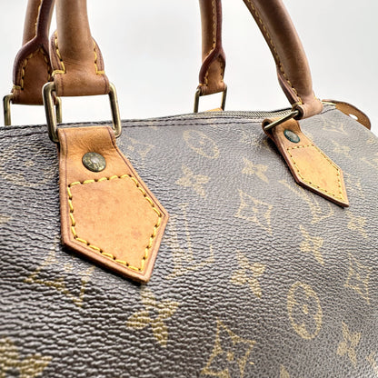 Louis Vuitton Speedy 30 Toile Monogram - détail des attaches d'anses et du cuir naturel