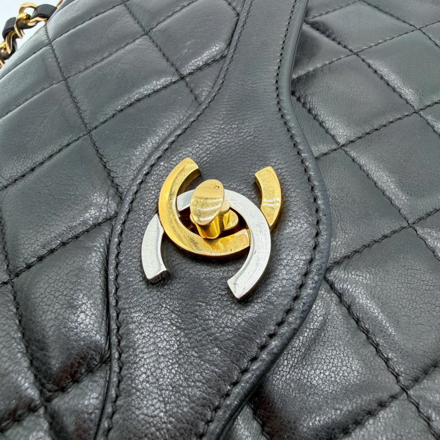 Chanel Double Flap 25 – macro du fermoir CC bicolore