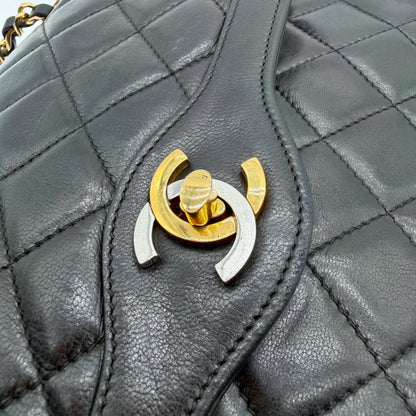 Chanel Double Flap 25 – macro du fermoir CC bicolore
