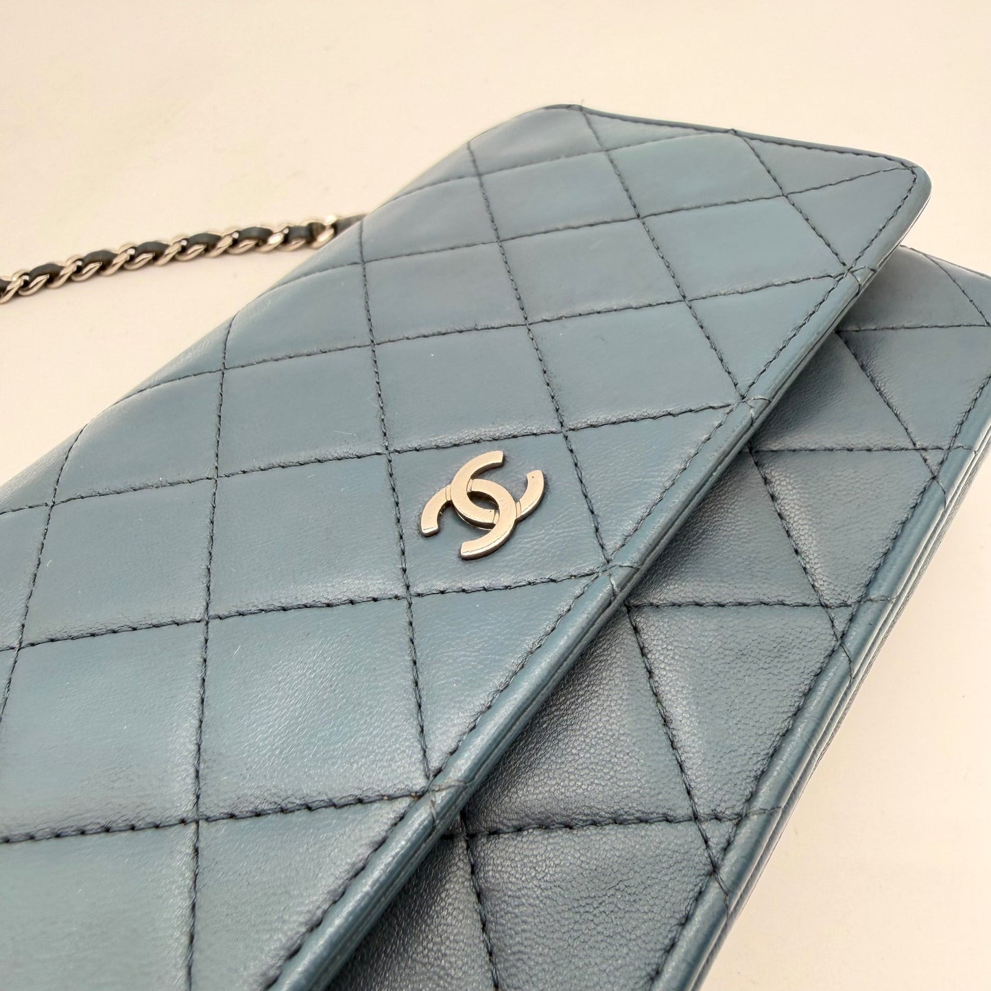Chanel Wallet on Chain – macro logo CC