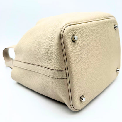 Hermès Picotin 18 cuir grainé crème - fond du sac vu de trois quarts