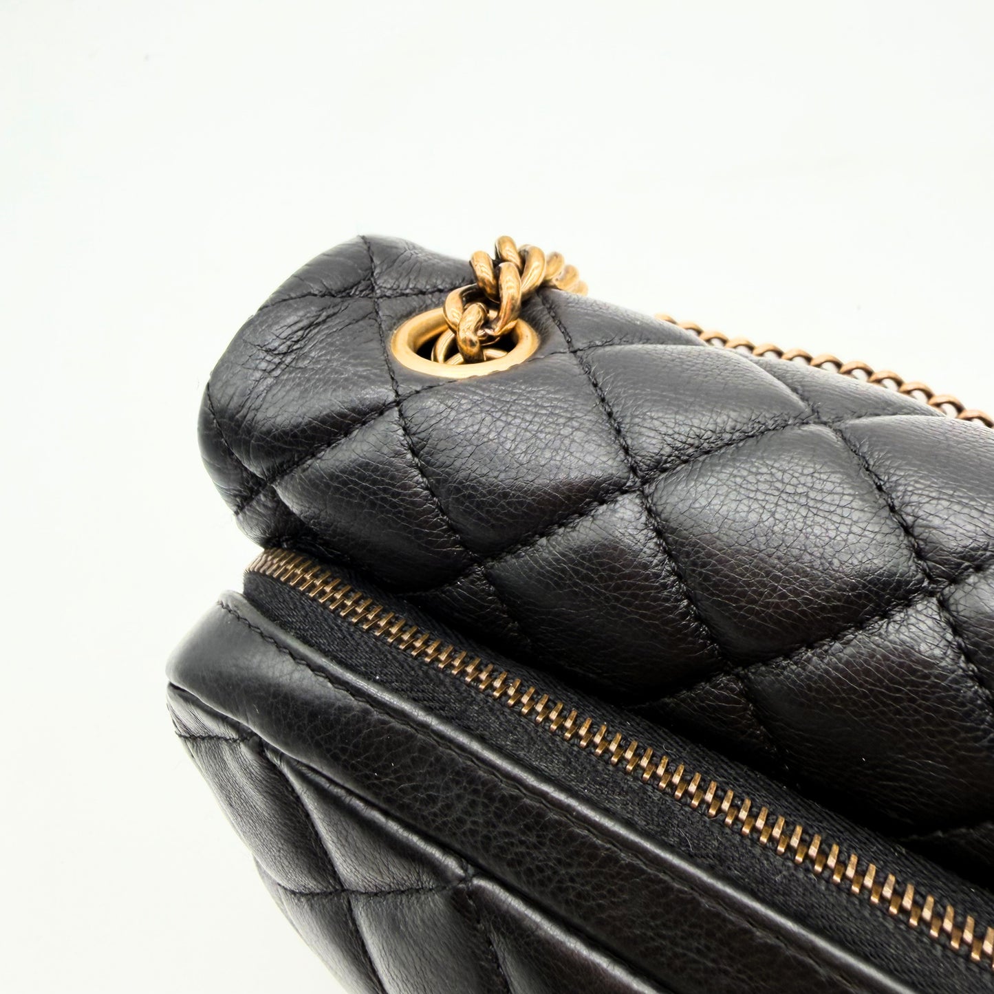 Chanel Sac à rabat matelassé cuir d'agneau - détail œillet doré et fermeture éclair