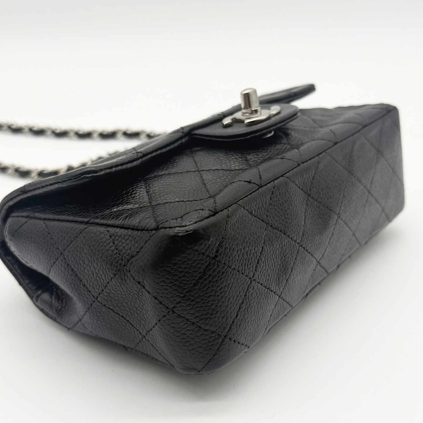 Chanel – Mini Timeless Matelassé 20 cm Cuir Caviar Noir