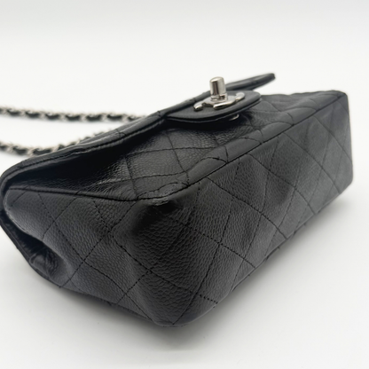 Chanel – Mini Timeless Matelassé 20 cm Cuir Caviar Noir