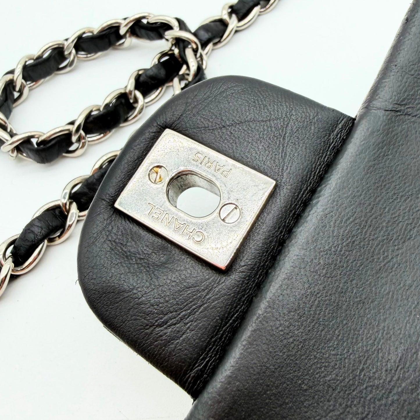 Chanel Mini Timeless carre 17 cuir agneau noir - plaque Chanel Paris au dos du fermoir