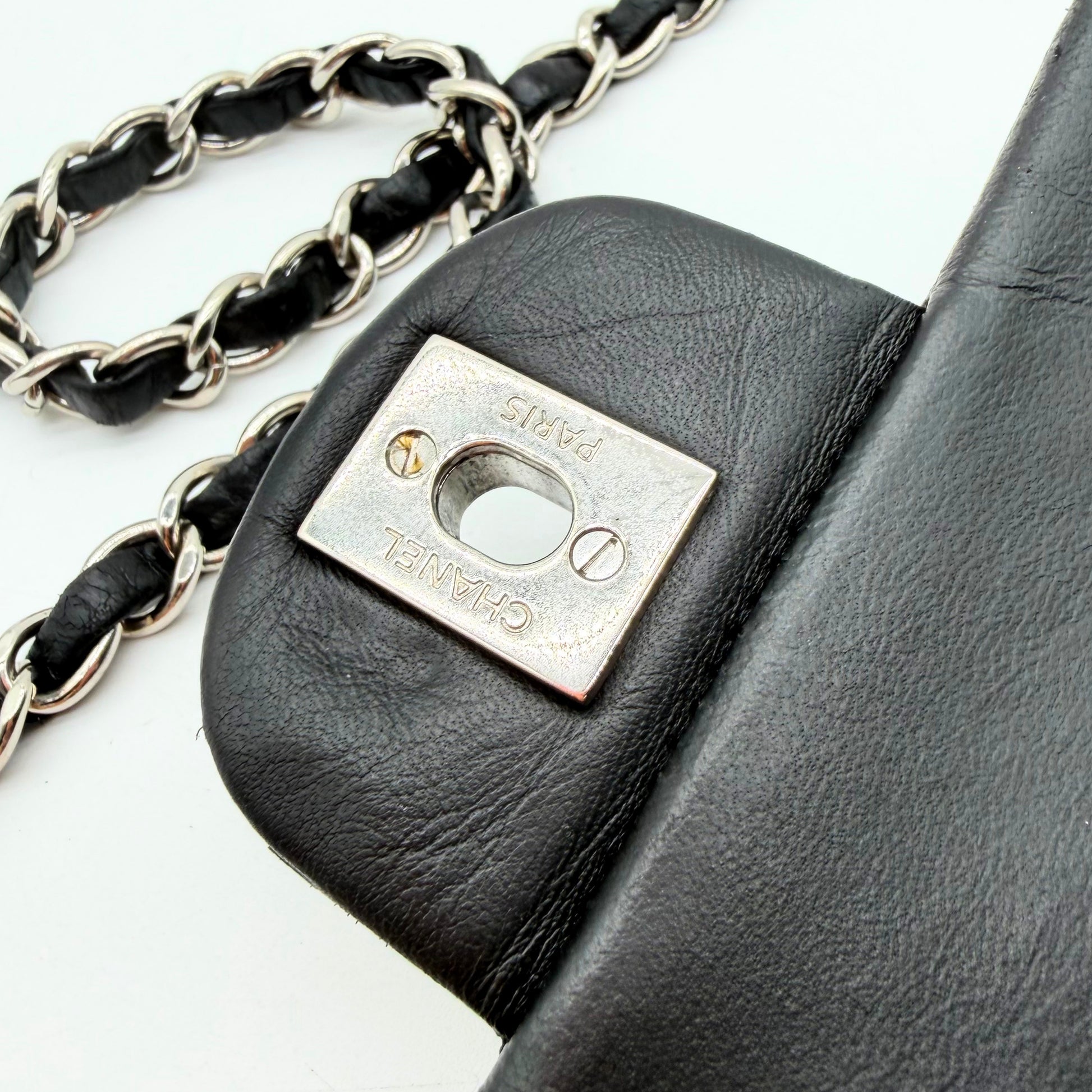 Chanel Mini Timeless carre 17 cuir agneau noir - plaque Chanel Paris au dos du fermoir