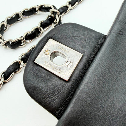 Chanel Mini Timeless carre 17 cuir agneau noir - plaque Chanel Paris au dos du fermoir