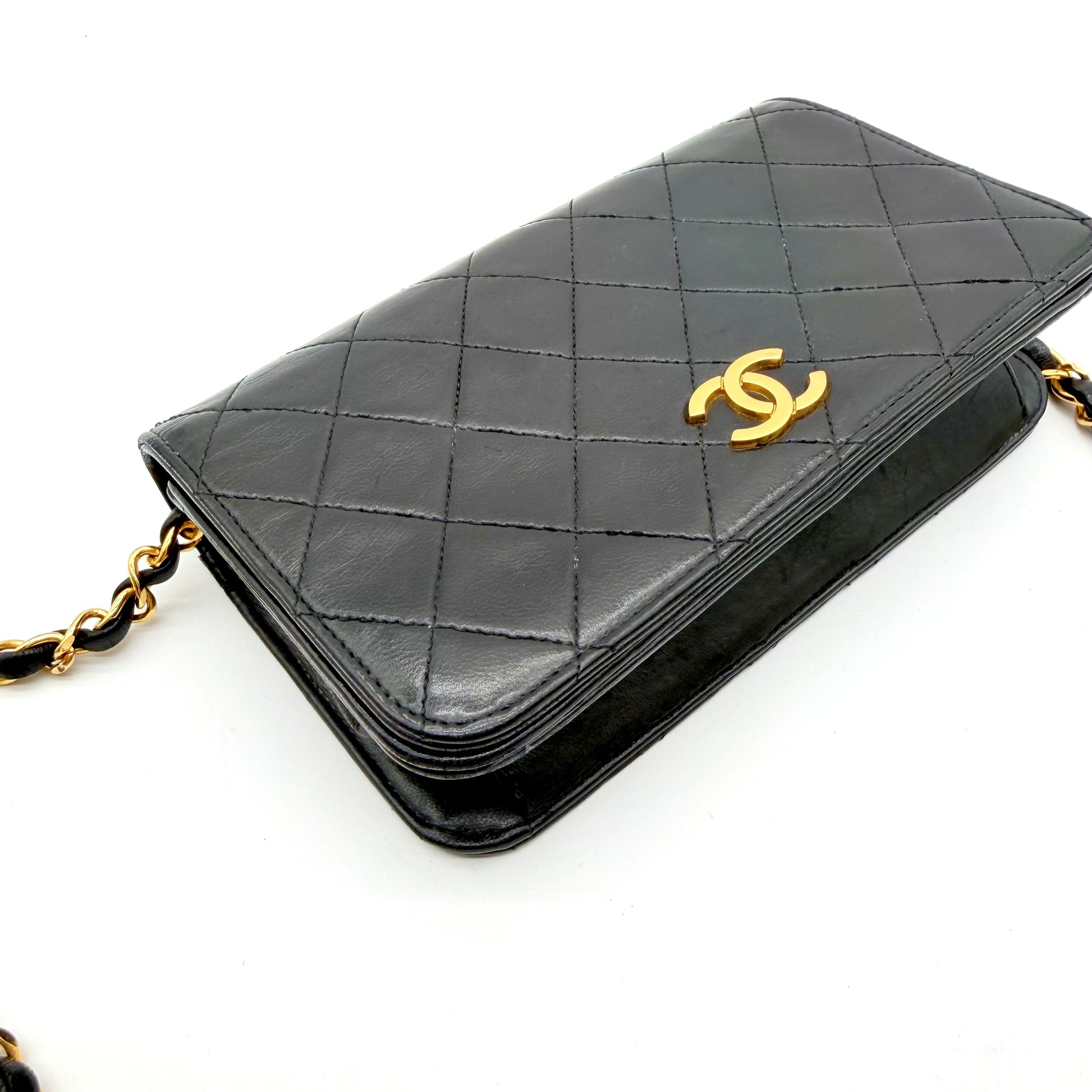 Chanel Wallet on Chain cuir d'agneau matelassé noir - vue avant plongeante avec chaîne