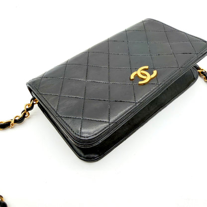 Chanel Wallet on Chain cuir d'agneau matelassé noir - vue avant plongeante avec chaîne