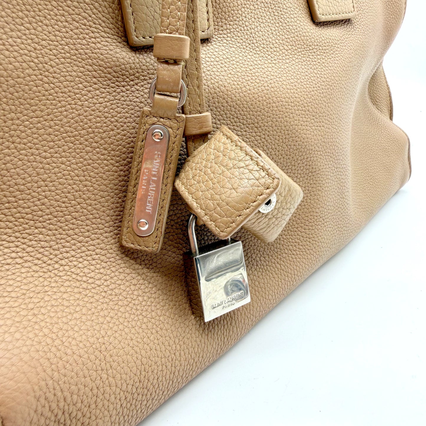 Saint Laurent Sac de Jour cuir grainé beige - clochette, cadenas et clés