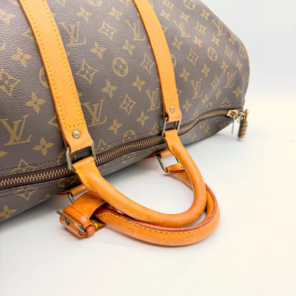 Louis Vuitton Keepall 50 toile Monogram - detail des anses en cuir et de la fermeture
