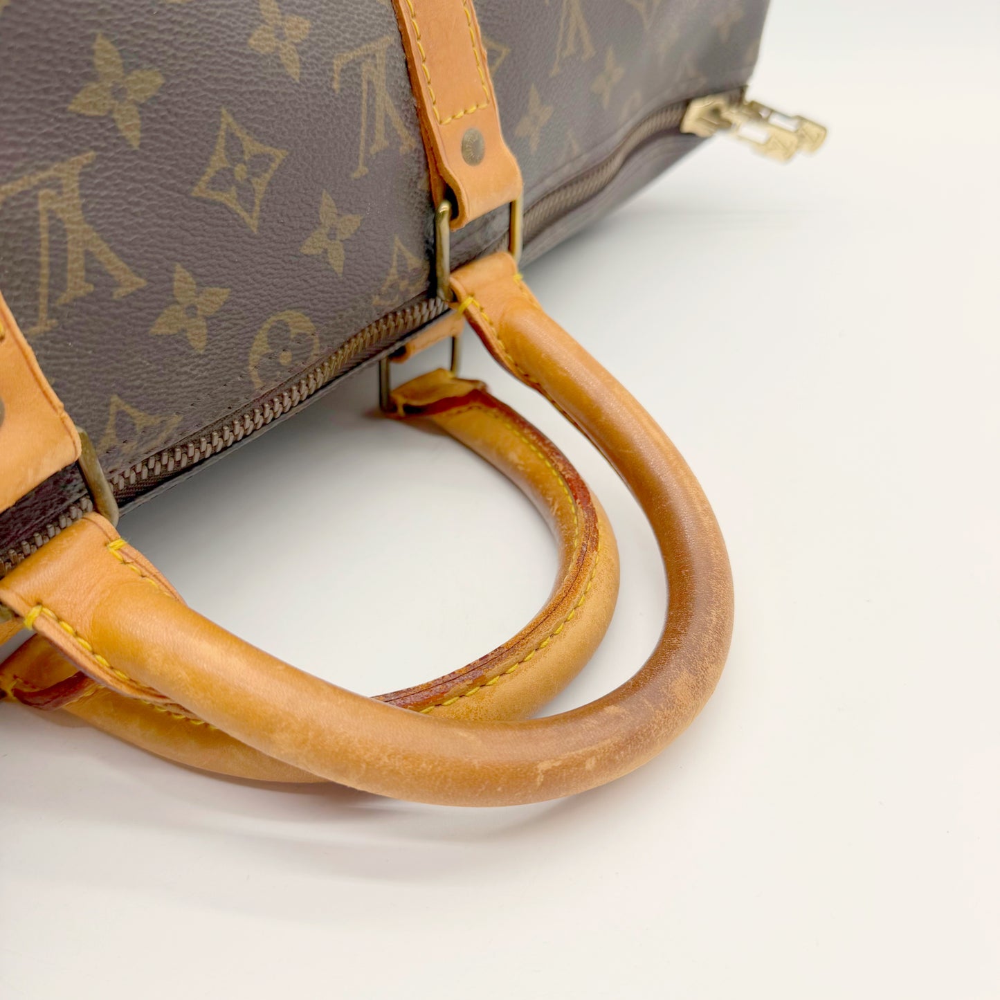 Louis Vuitton Keepall 50 toile Monogram - poignées en cuir roulé et attaches métal