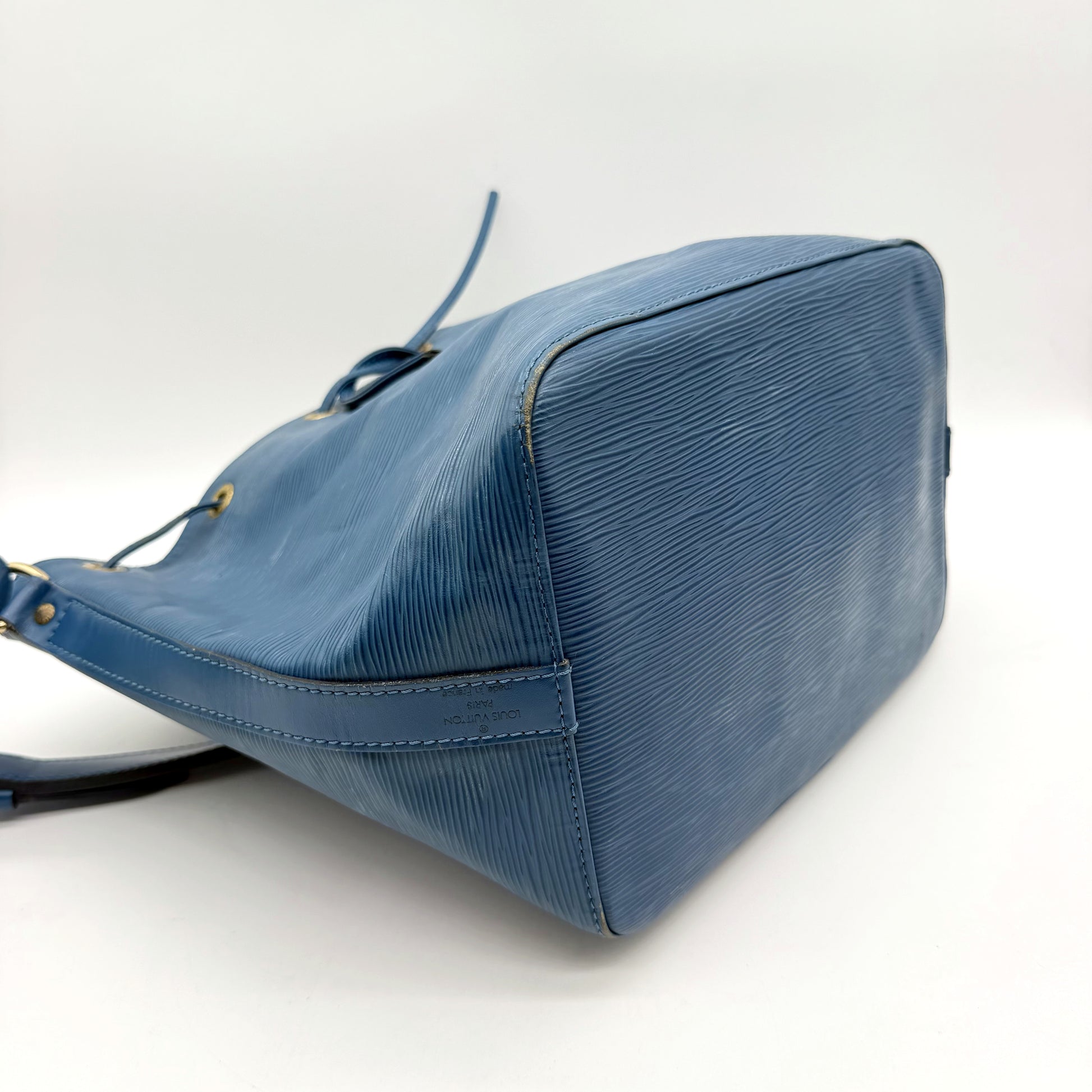 Louis Vuitton Petit Noé cuir Épi bleu - vue plongeante, ouverture du sac