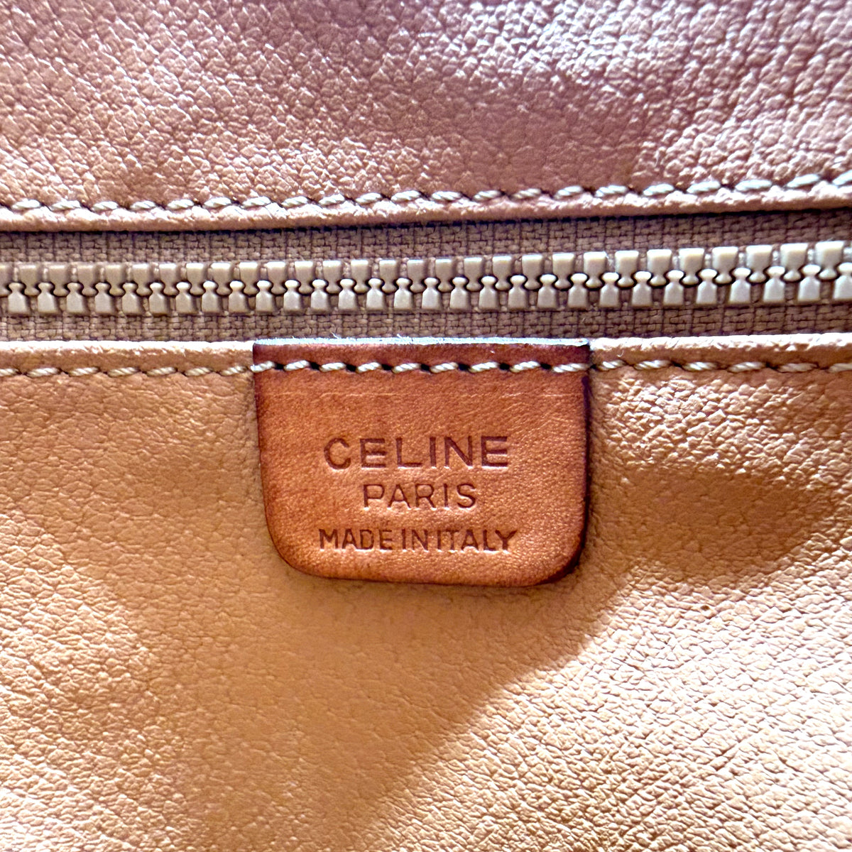 Céline Seau Toile Macadam Brun - détail de la patte de cuir intérieure