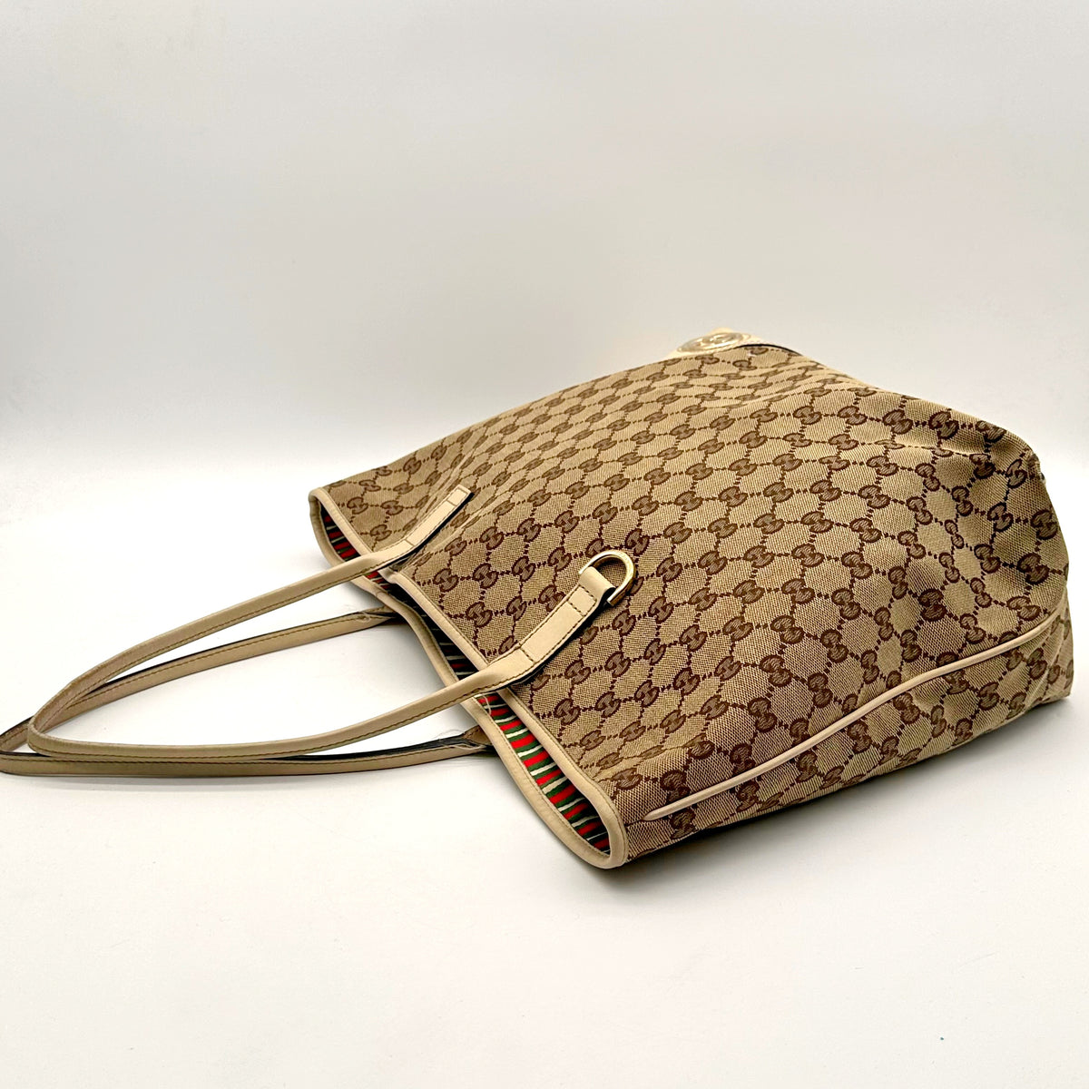 Gucci Tote toile GG - vue trois quarts, sac posé