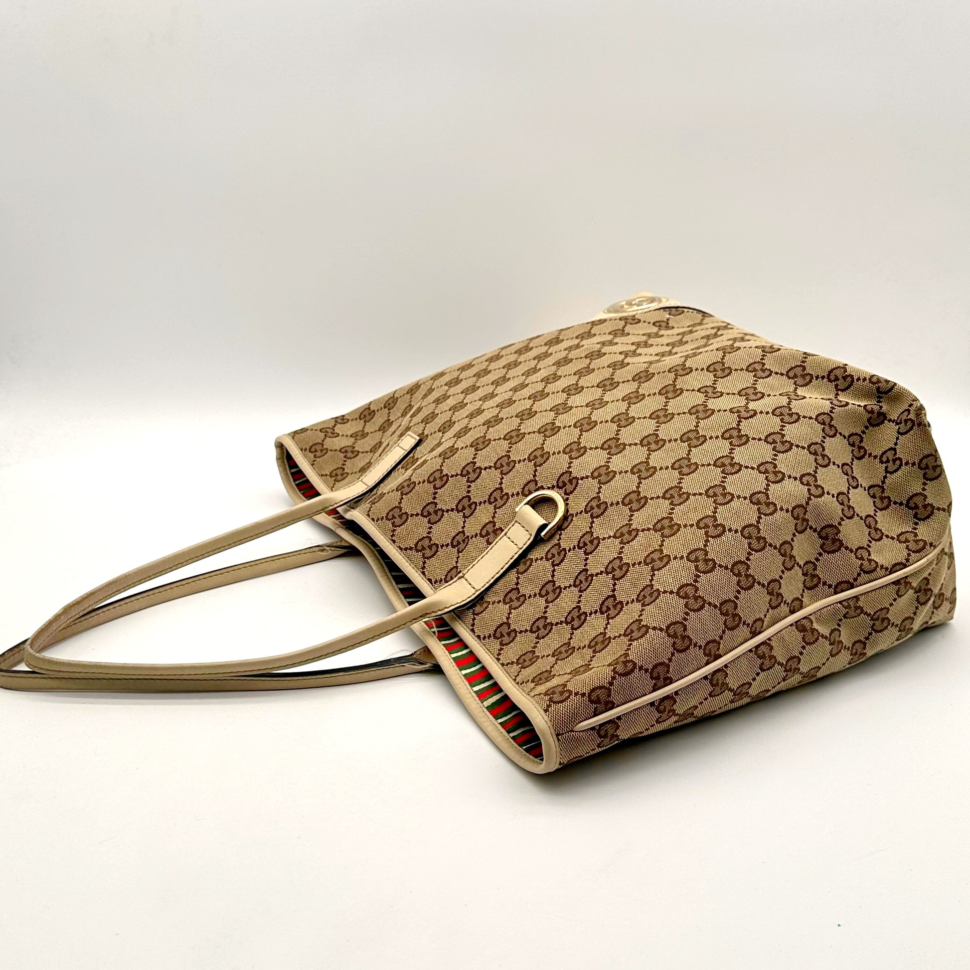 Gucci Tote toile GG - vue trois quarts, sac posé