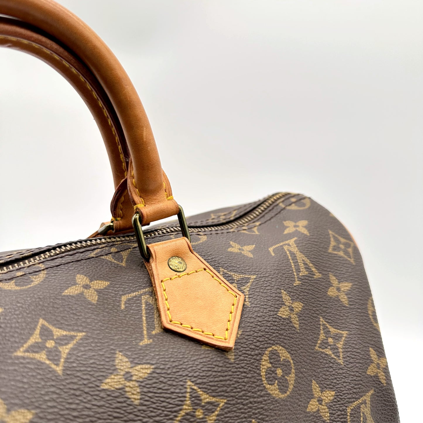 Louis Vuitton Speedy 35 toile Monogram - gros plan d'une anse et de son attache