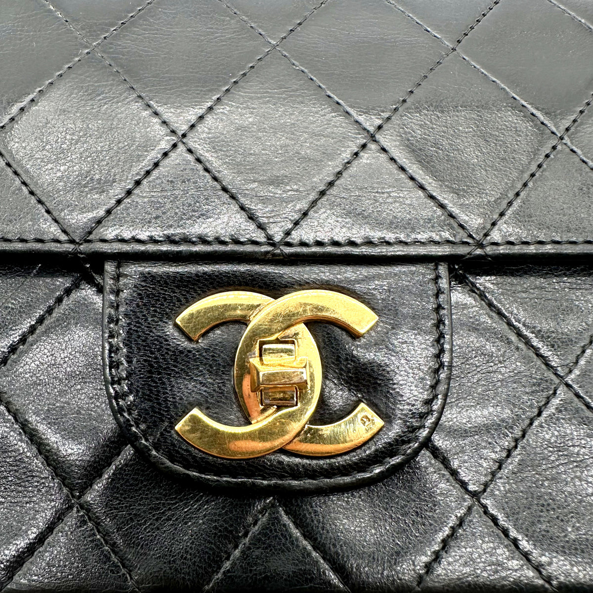 Chanel Timeless 25 cm Cuir d'agneau Noir - détail du fermoir CC