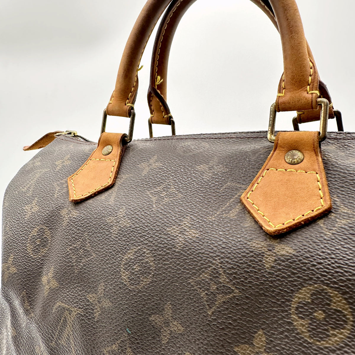 Louis Vuitton Speedy 30 Toile Monogram - détail des anses, pattes et rivets