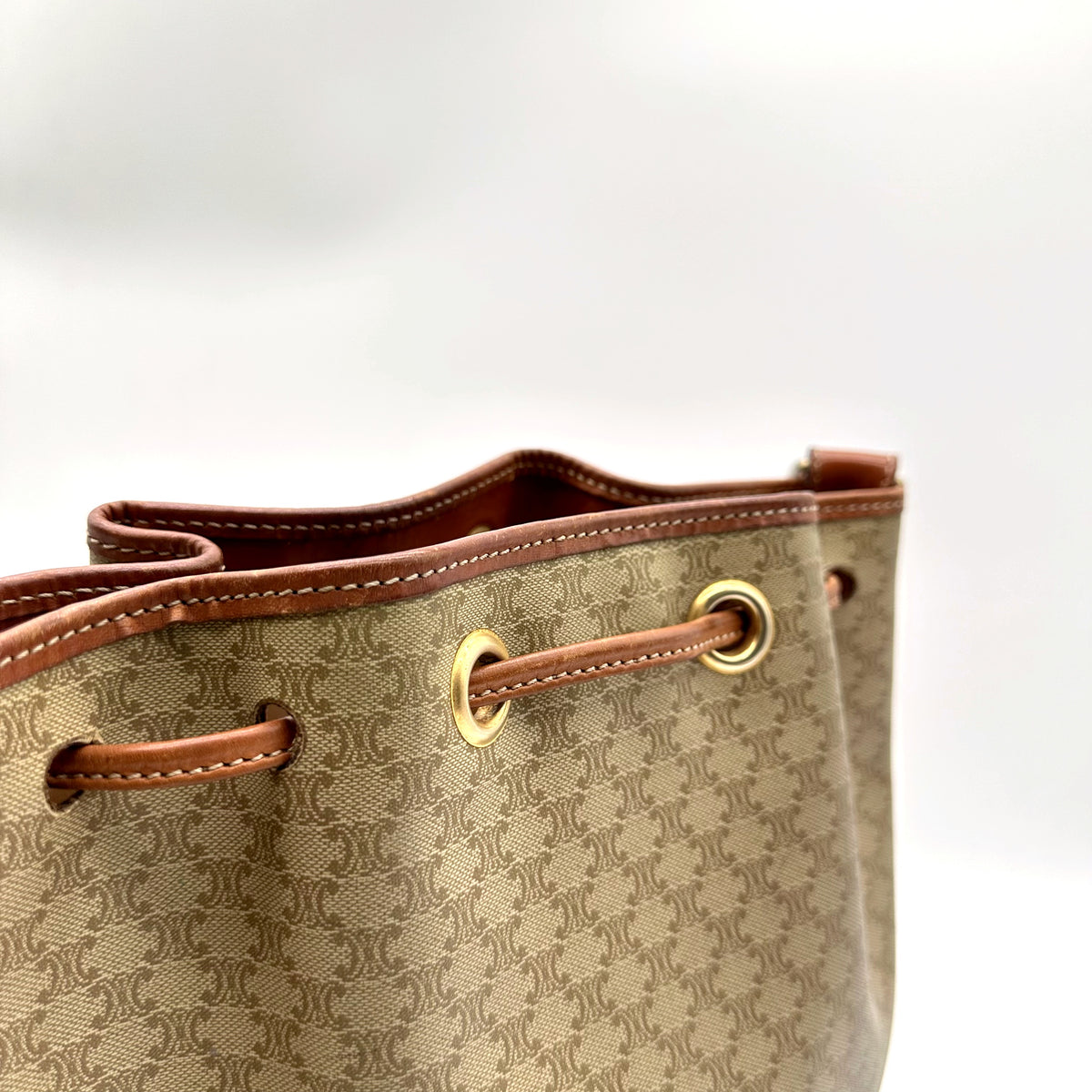 Céline Seau Toile Macadam Beige - détail du haut du sac et des œillets