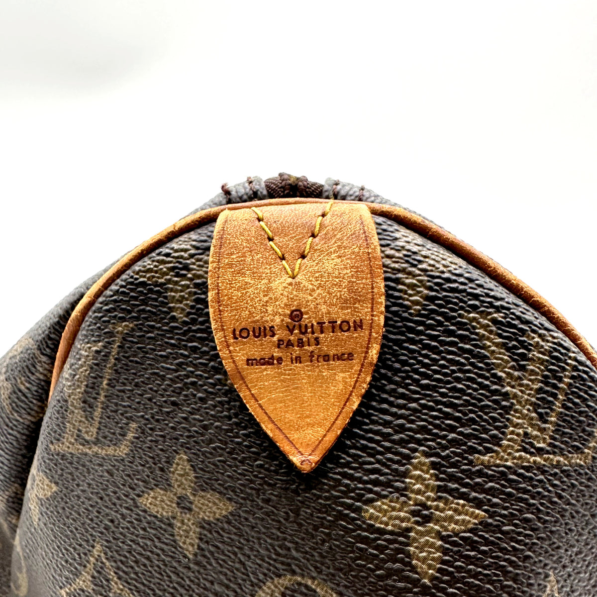 Louis Vuitton Speedy 40 Toile Monogram - détail de la patte de cuir d'extrémité