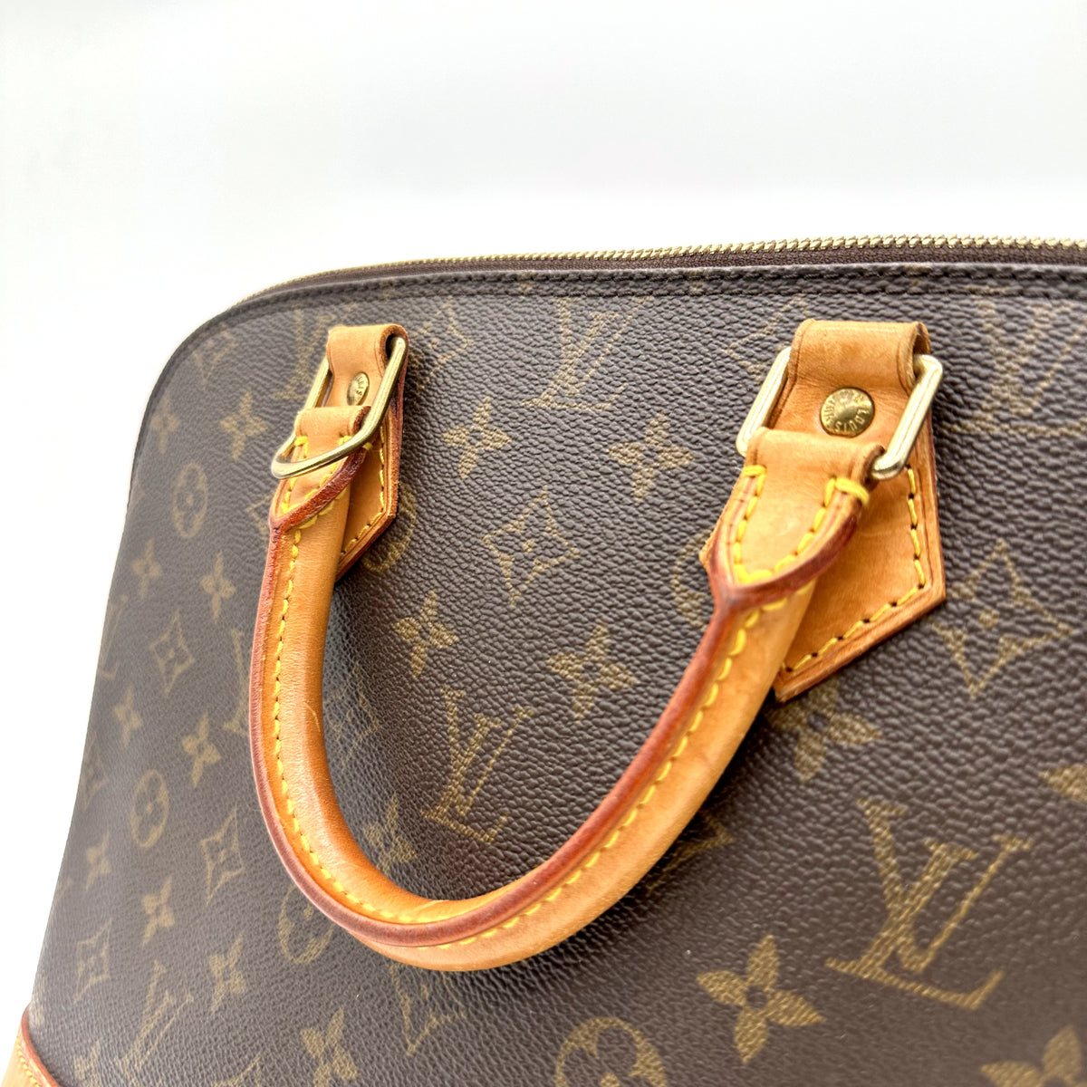 Louis Vuitton Alma Toile Monogram - détail des anses en cuir naturel